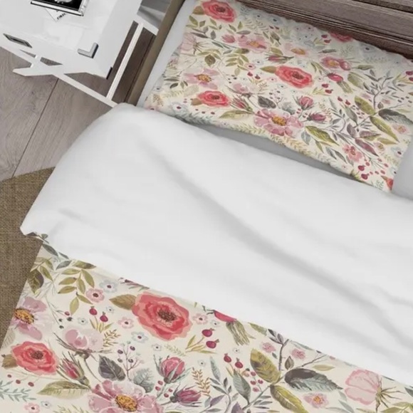 Designart “Vintage Red Pink Flower and Leaves” Queen Duvet - Picture 5 of 6